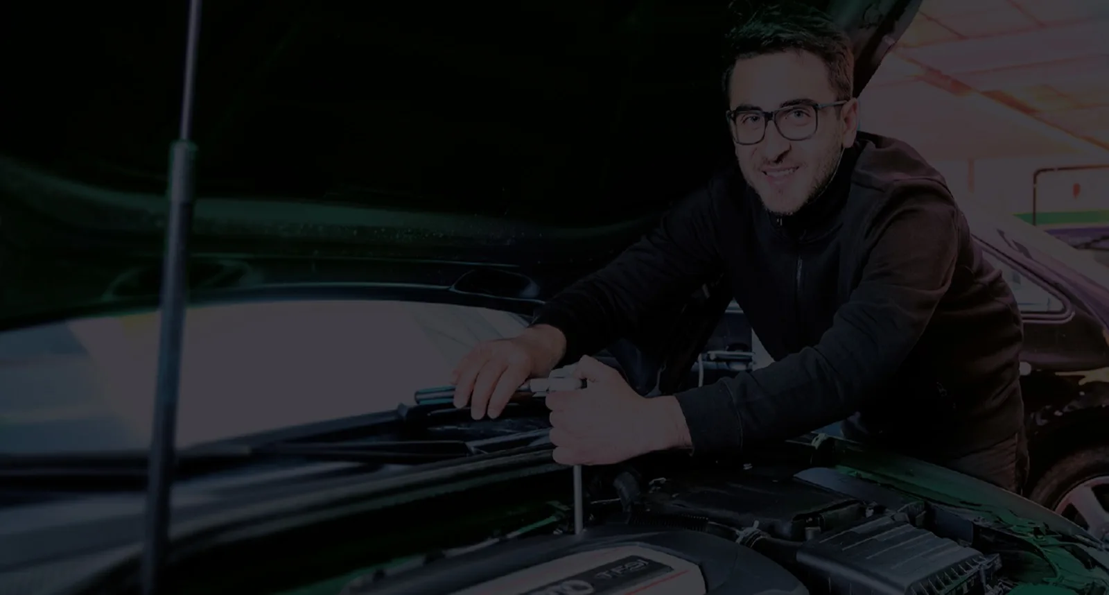 KFZ Meisterbetrieb Schwabing, Inhaber Demetrio Provenzano am Motorraum