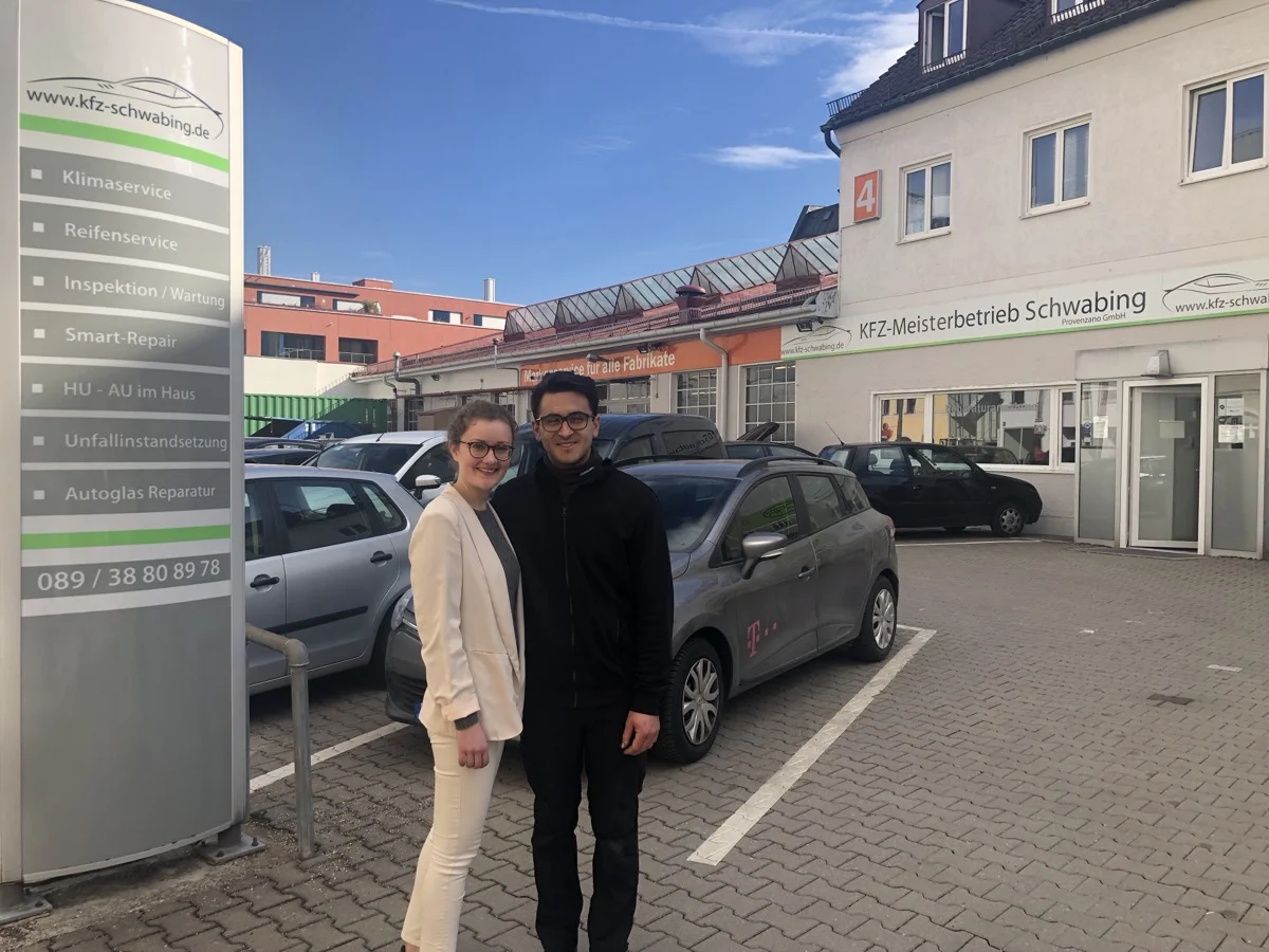 Team KFZ Meisterbetrieb Schwabing vor der Werkstatt, Knollerstraße 4 München