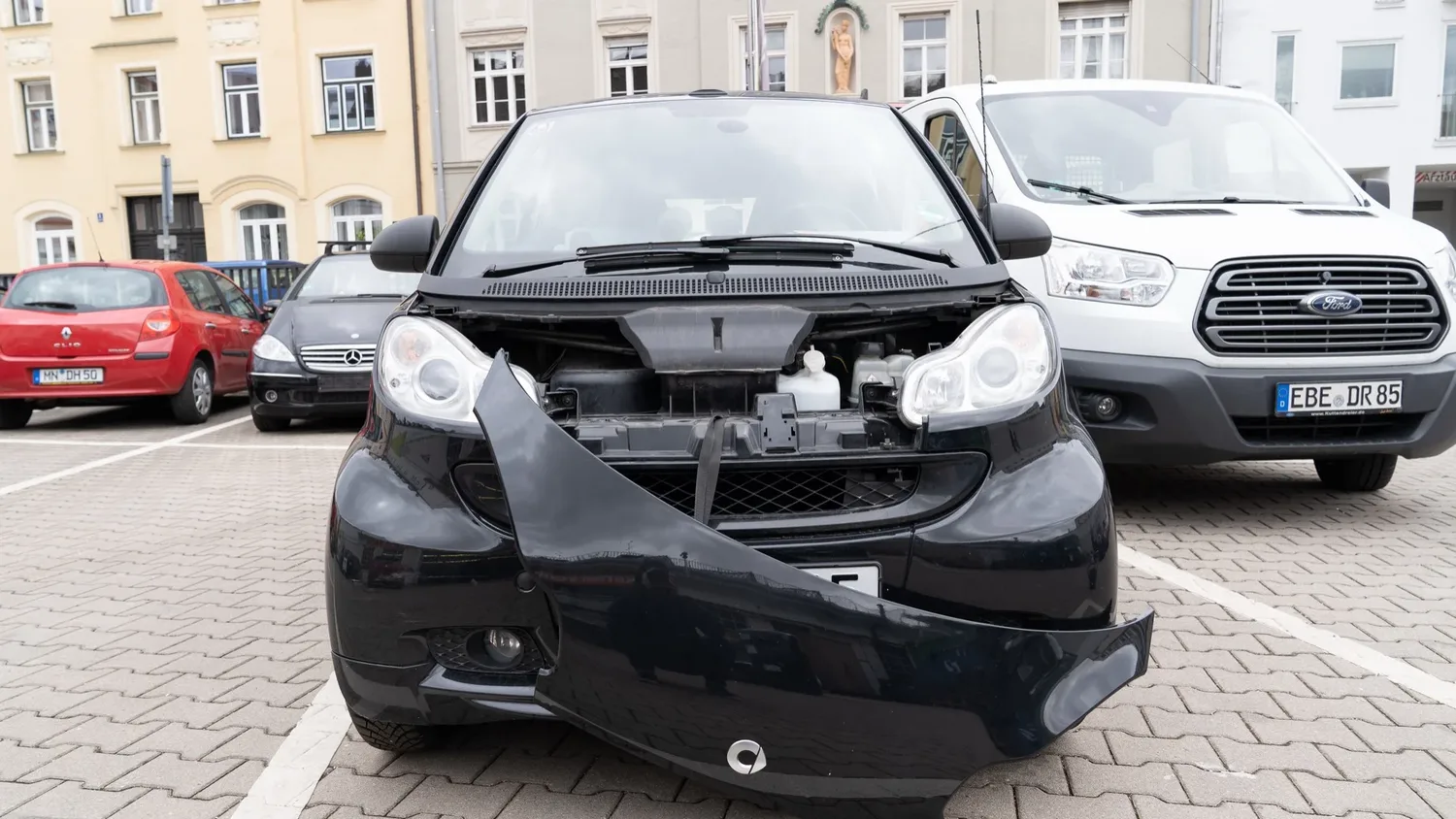 Smart mit abgerissenem Stoßfänger: Unfallschaden vor der Instandsetzung, KFZ Schwabing