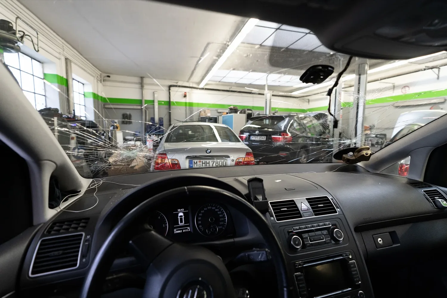 Gesprungene Windschutzscheibe vor dem Autoglas-Wechsel, KFZ Schwabing München